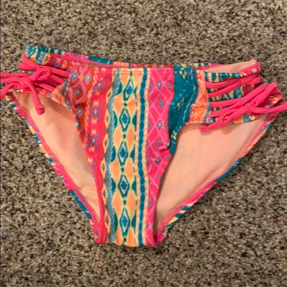 Bikini - Picture 3 of 4